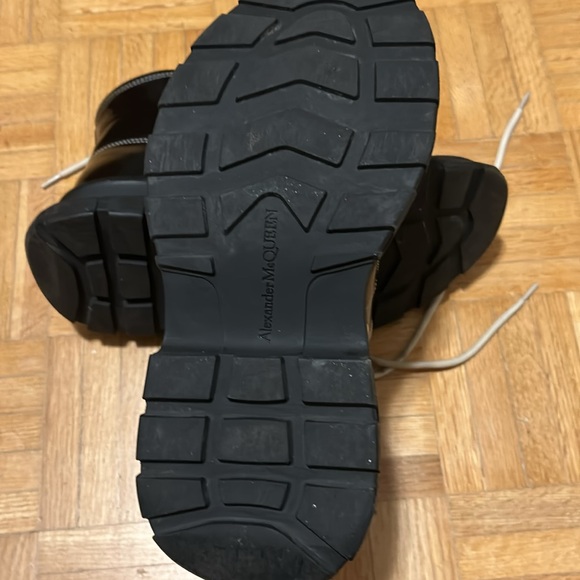 Alexander McQueen - Picture 8 of 16